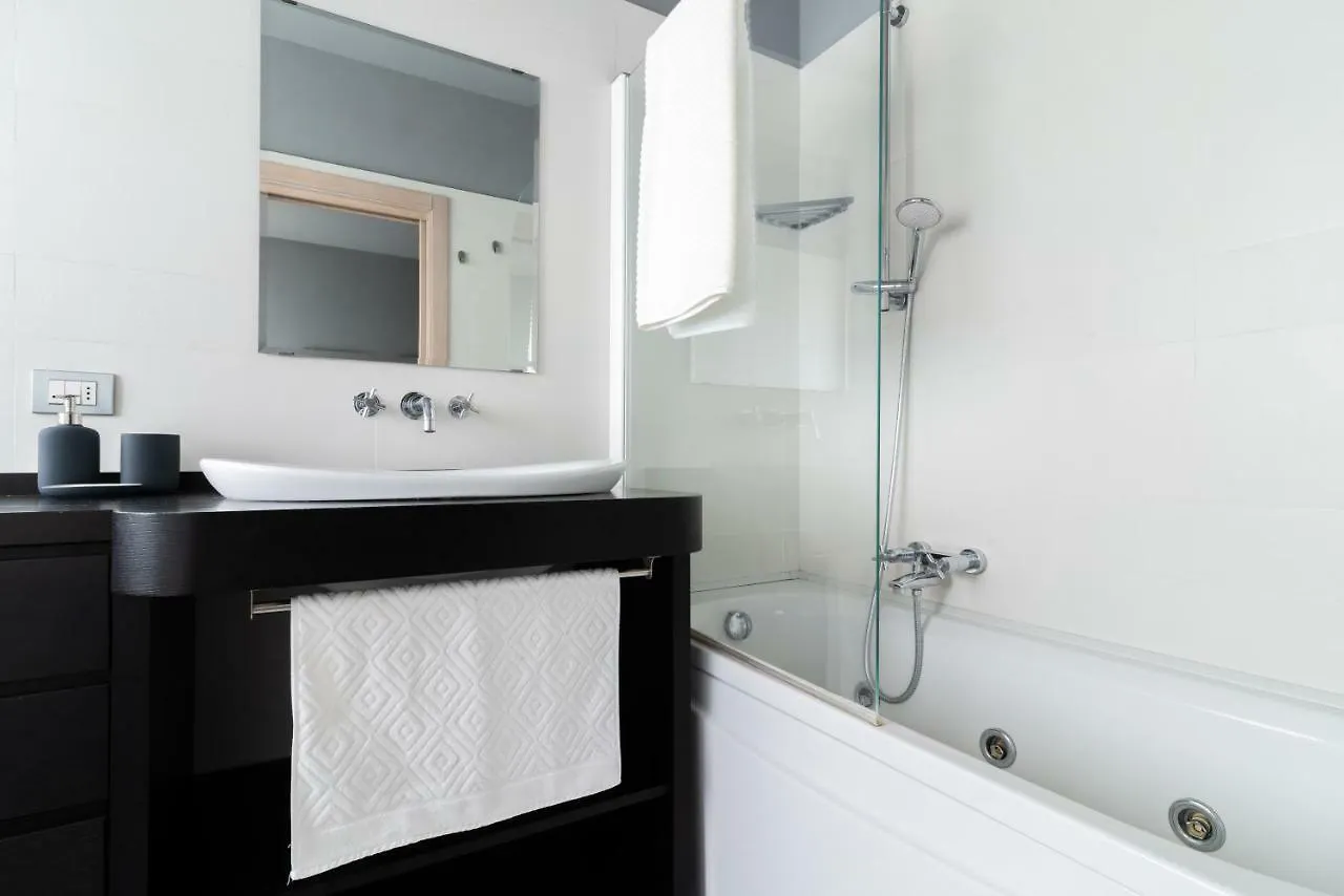 Grancini 6 - Pagano City Life Luxury Apartment ! Milan 0*,  Italy